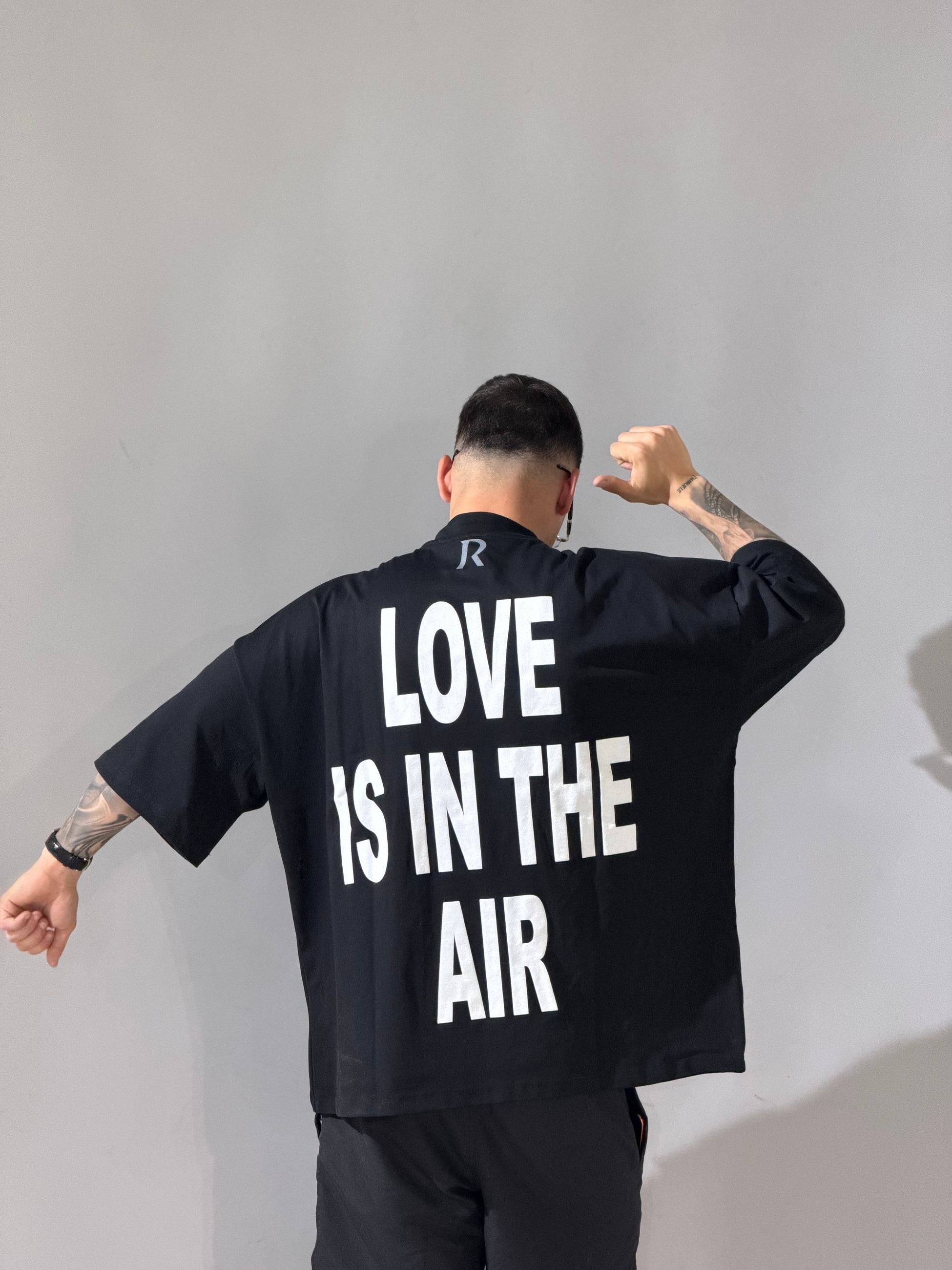 T-Shirt - LOVE IS IN THE AIR
